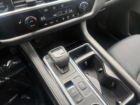 Used 2025 Nissan Pathfinder SV AWD/4WD image 38