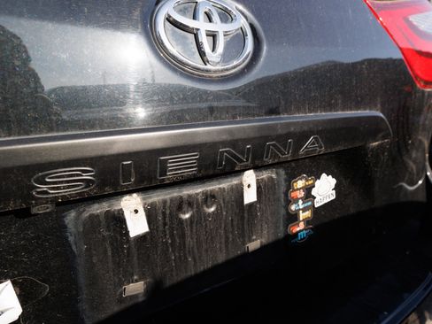 Used 2020 Toyota Sienna L image 11