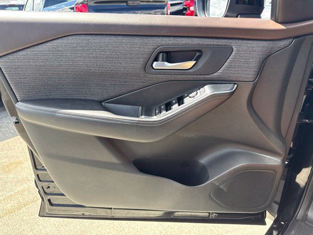 Used 2021 Nissan Rogue SV FWD image 12