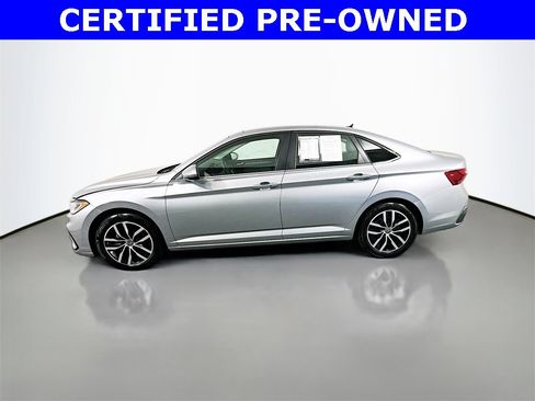 Used 2025 Volkswagen Jetta SE image 4