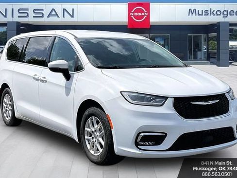 Used 2023 Chrysler Pacifica Touring-L FWD image 1