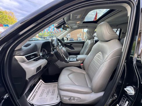 Used 2023 Toyota Highlander XLE AWD/4WD image 9