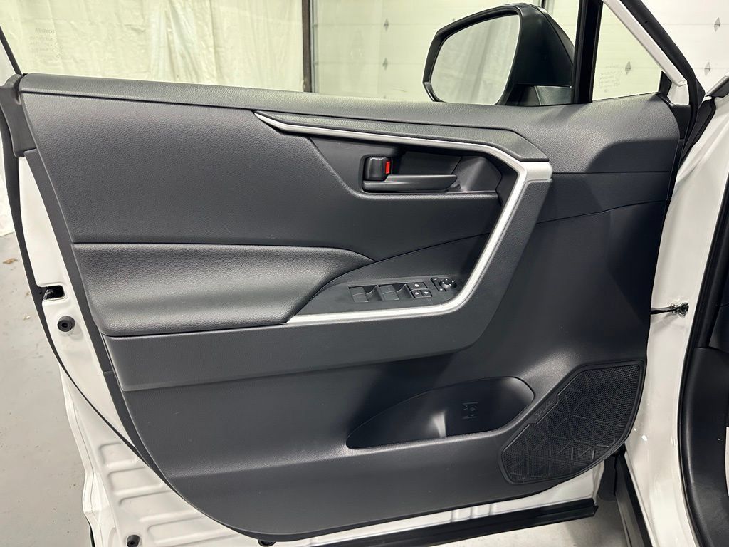 Used 2025 Toyota RAV4 LE AWD/4WD image 8