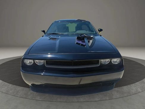 Used 2014 Dodge Challenger SXT RWD image 2