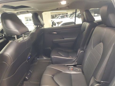 Used 2022 Toyota Highlander XLE image 11