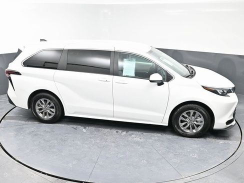 Used 2024 Toyota Sienna LE image 47