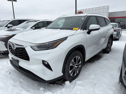 Used 2023 Toyota Highlander XLE image 4