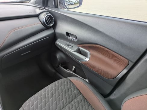 Used 2021 Nissan Kicks SR FWD image 17
