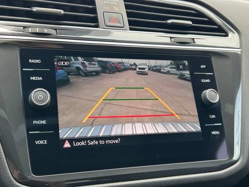 Used 2023 Volkswagen Tiguan SE w/ Panoramic Sunroof Package FWD image 32