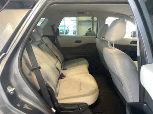 Used 2024 Nissan Pathfinder SV image 19