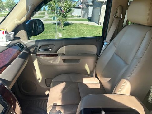 Used 2011 Chevrolet Avalanche LTZ AWD/4WD image 4