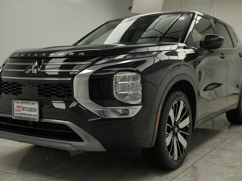 New 2025 Mitsubishi Outlander SE image 4