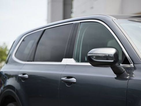 Used 2024 Kia Telluride LX FWD image 3
