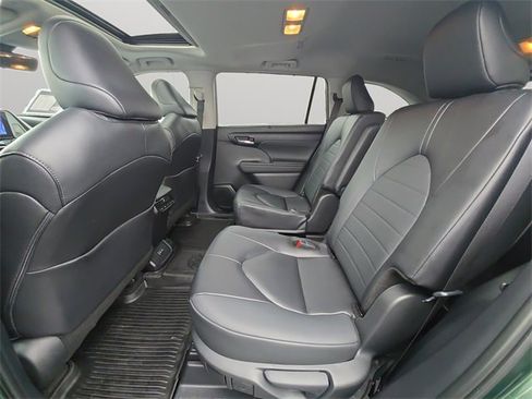 Used 2025 Toyota Highlander XLE image 12