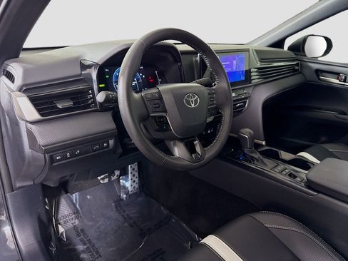 Used 2025 Toyota Camry SE w/ Convenience Package image 23