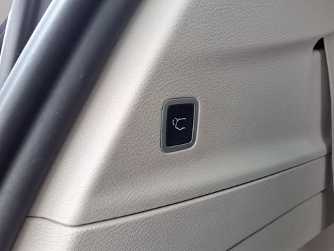 Used 2024 Chrysler Voyager LX image 29