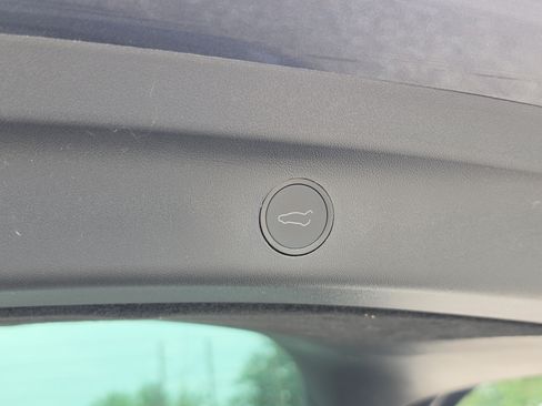 Used 2024 Tesla Model Y Long Range AWD/4WD image 11