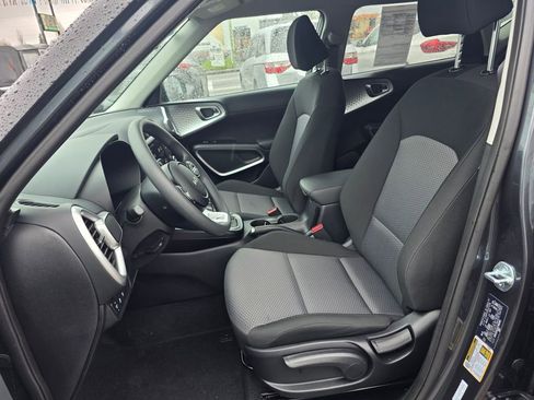 Used 2025 Kia Soul LX image 3