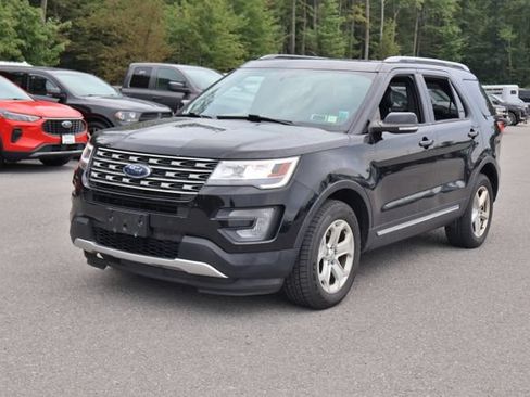 Used 2017 Ford Explorer XLT w/ Equipment Group 202A AWD/4WD image 3
