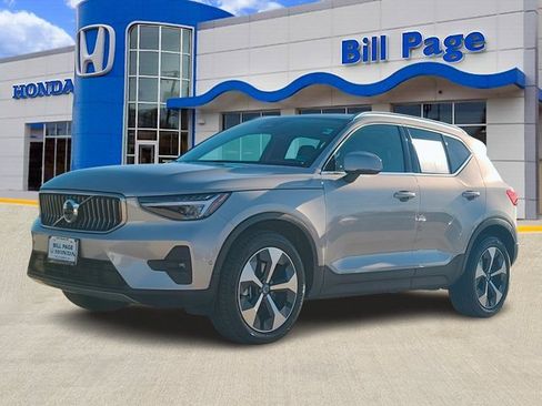 Used 2025 Volvo XC40 B5 Plus image 2