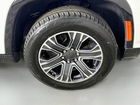 Used 2024 Jeep Wagoneer Series II w/ Flexible Seating Group RWD image 32