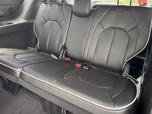 New 2027 Chrysler Pacifica Limited AWD/4WD image 14