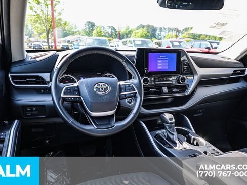 Used 2025 Toyota Highlander LE FWD image 30