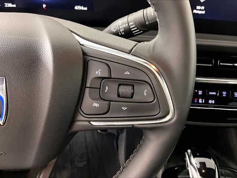 Certified 2025 Buick Envista Avenir FWD image 23