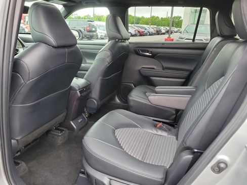 Used 2025 Toyota Highlander XSE AWD/4WD image 21