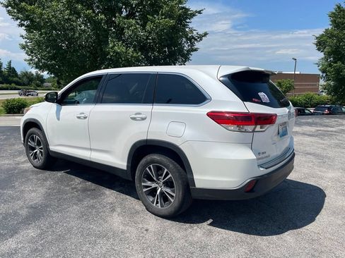 Used 2019 Toyota Highlander LE w/ Carpet Mat Package (TMS) FWD image 4