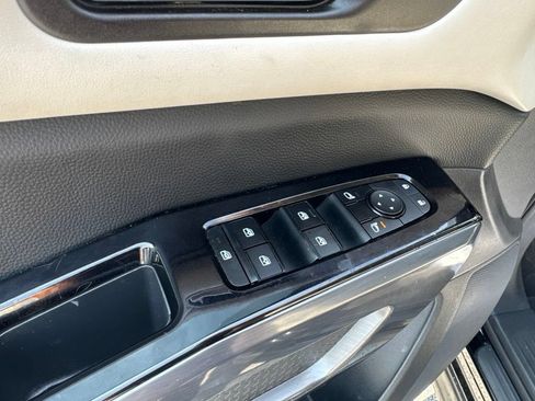 Used 2022 Nissan Pathfinder SL AWD/4WD image 23