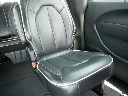 Used 2025 Chrysler Pacifica Limited FWD image 14