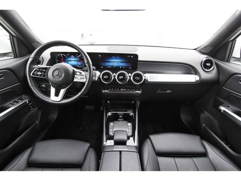 Used 2023 Mercedes-Benz GLB 250 4MATIC image 9