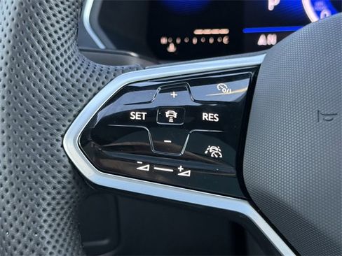 Used 2022 Volkswagen Tiguan SE R-Line image 11