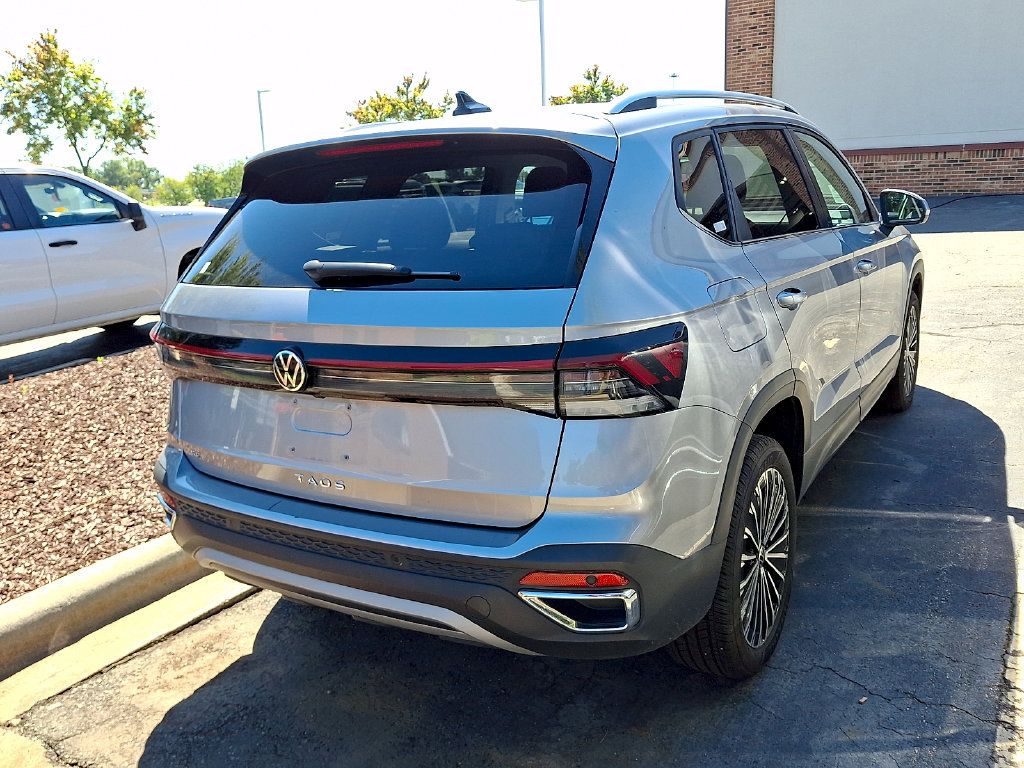 Used 2025 Volkswagen Taos SE FWD image 7