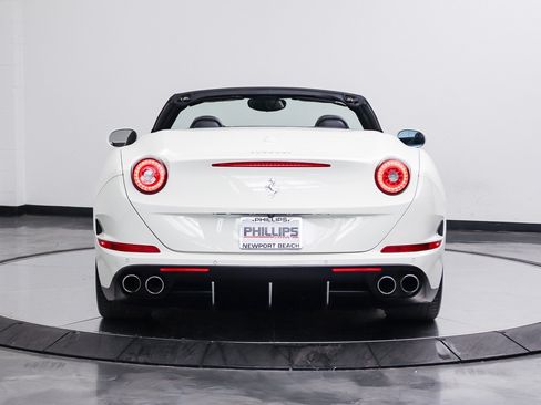 Used 2017 Ferrari California T RWD image 12