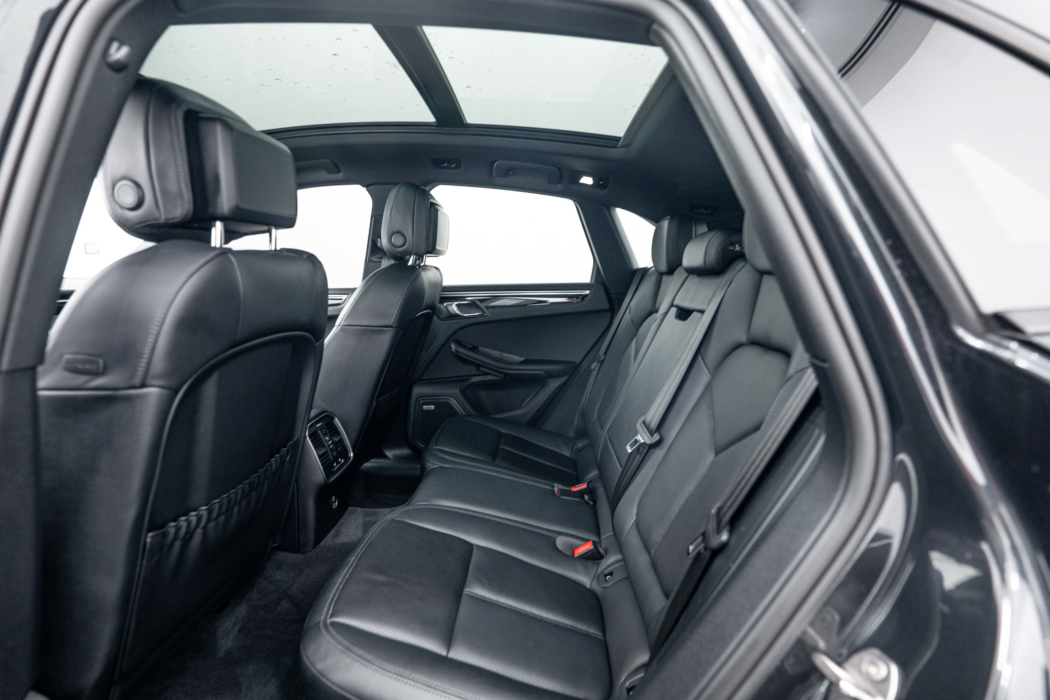 Certified 2024 Porsche Macan AWD/4WD image 23