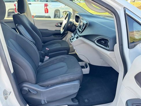 Used 2023 Chrysler Voyager LX FWD image 14