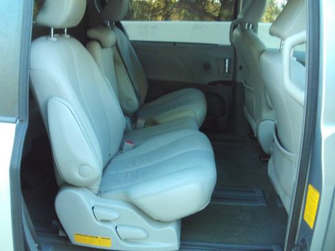 Used 2012 Toyota Sienna XLE w/ Premium Pkg FWD image 17