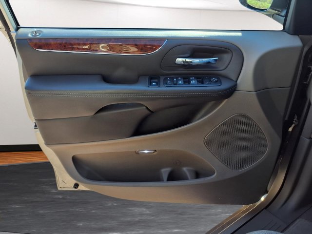 Used 2016 Chrysler Town & Country Touring FWD image 14