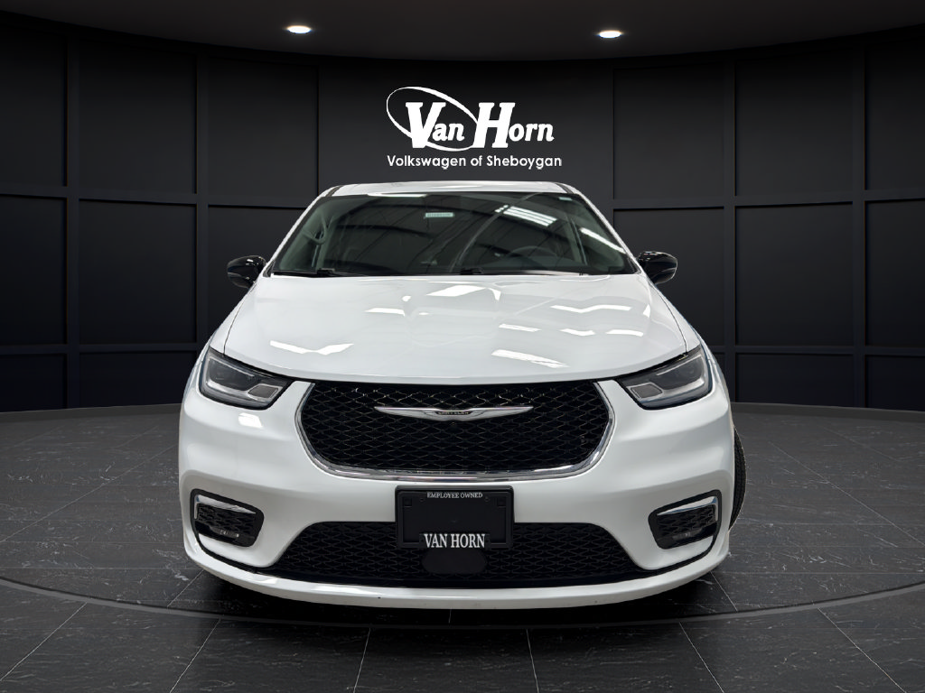 Used 2024 Chrysler Pacifica Touring-L FWD image 2