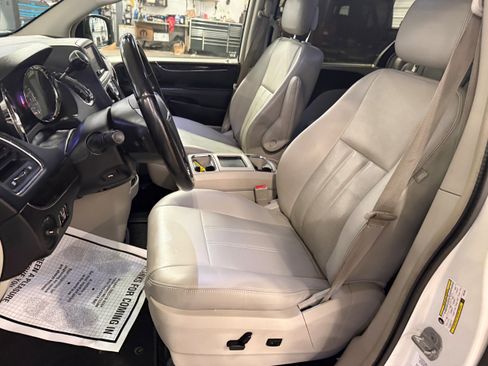 Used 2013 Chrysler Town & Country Touring-L w/ Driver Convenience Group image 40