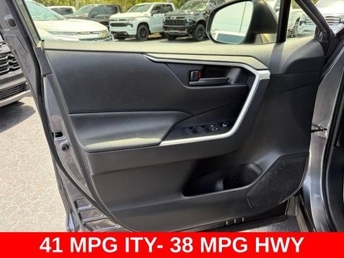 Used 2022 Toyota RAV4 LE AWD/4WD image 12