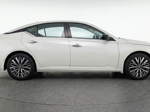 Used 2025 Nissan Altima 2.5 SV image 11