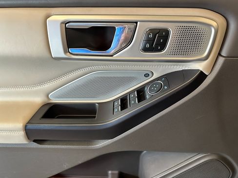 Used 2020 Ford Explorer Platinum w/ Premium Technology Package image 19