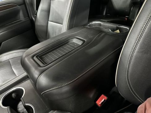 Used 2022 Chevrolet Suburban Premier AWD/4WD image 26