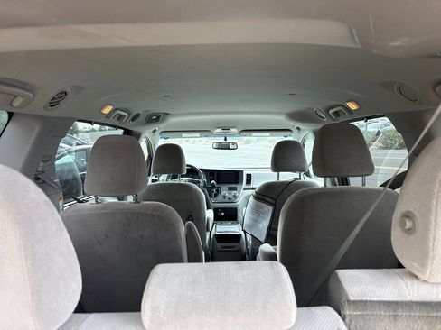 Used 2017 Toyota Sienna LE AWD/4WD image 30