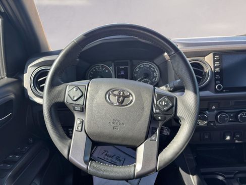 Used 2022 Toyota Tacoma TRD Off-Road image 12