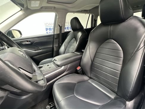 Used 2023 Toyota Highlander XLE image 11