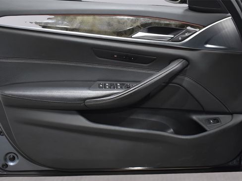 Used 2019 BMW 530i xDrive w/ Premium Package image 7